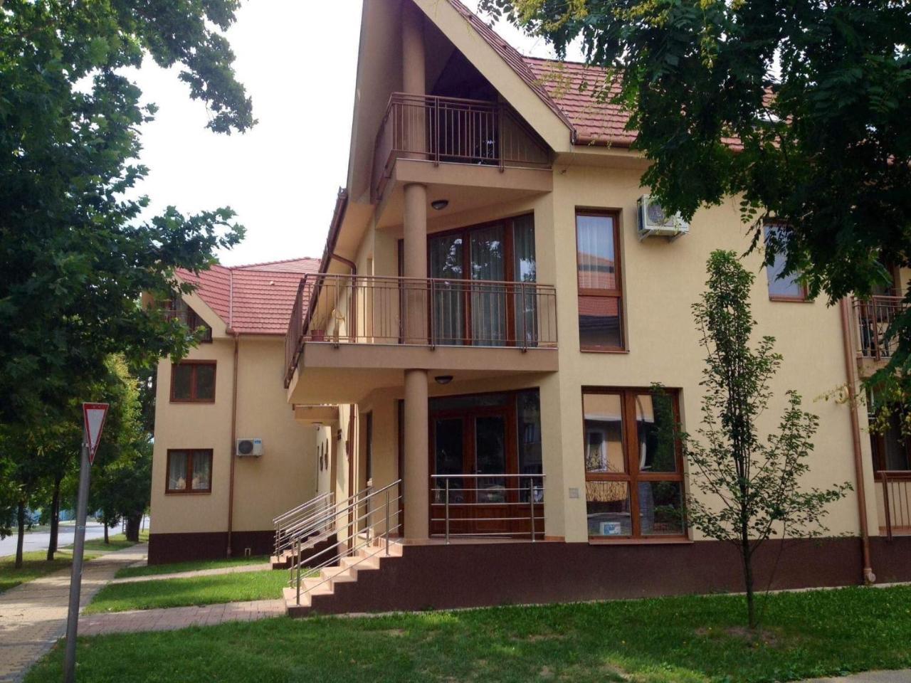 My Home Apartman Hajduszoboszlo Bagian luar foto